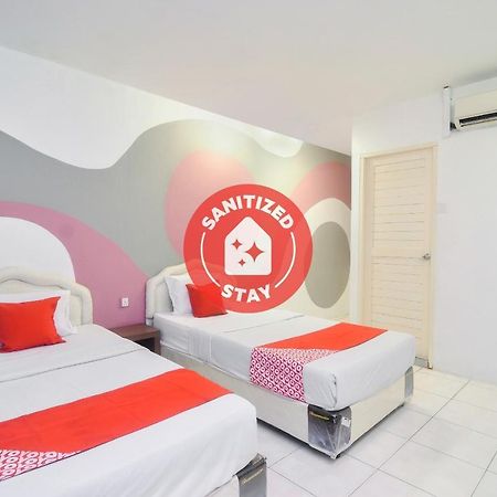Oyo 44034 Furama Lodging House Kuching Exteriör bild