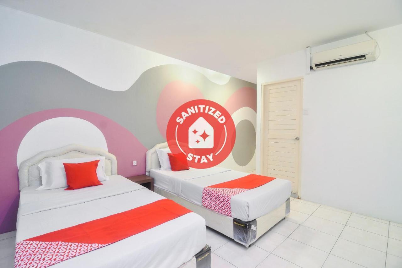 Oyo 44034 Furama Lodging House Kuching Exteriör bild