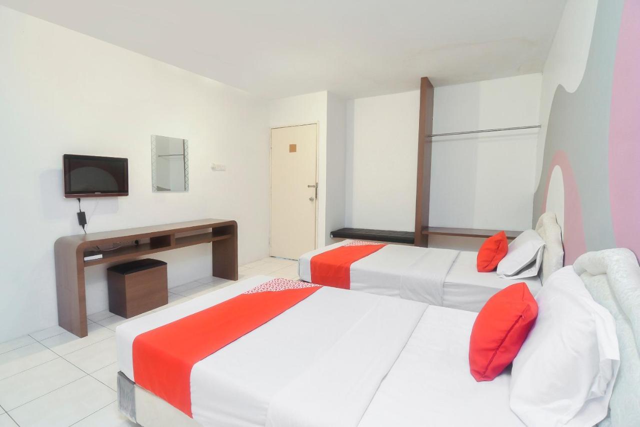 Oyo 44034 Furama Lodging House Kuching Exteriör bild
