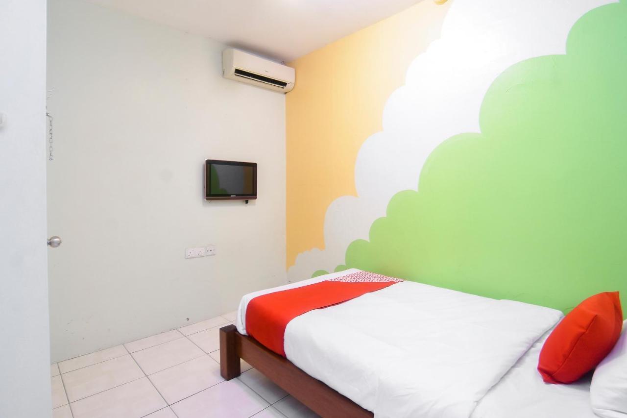 Oyo 44034 Furama Lodging House Kuching Exteriör bild
