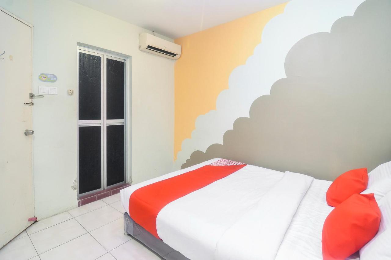 Oyo 44034 Furama Lodging House Kuching Exteriör bild