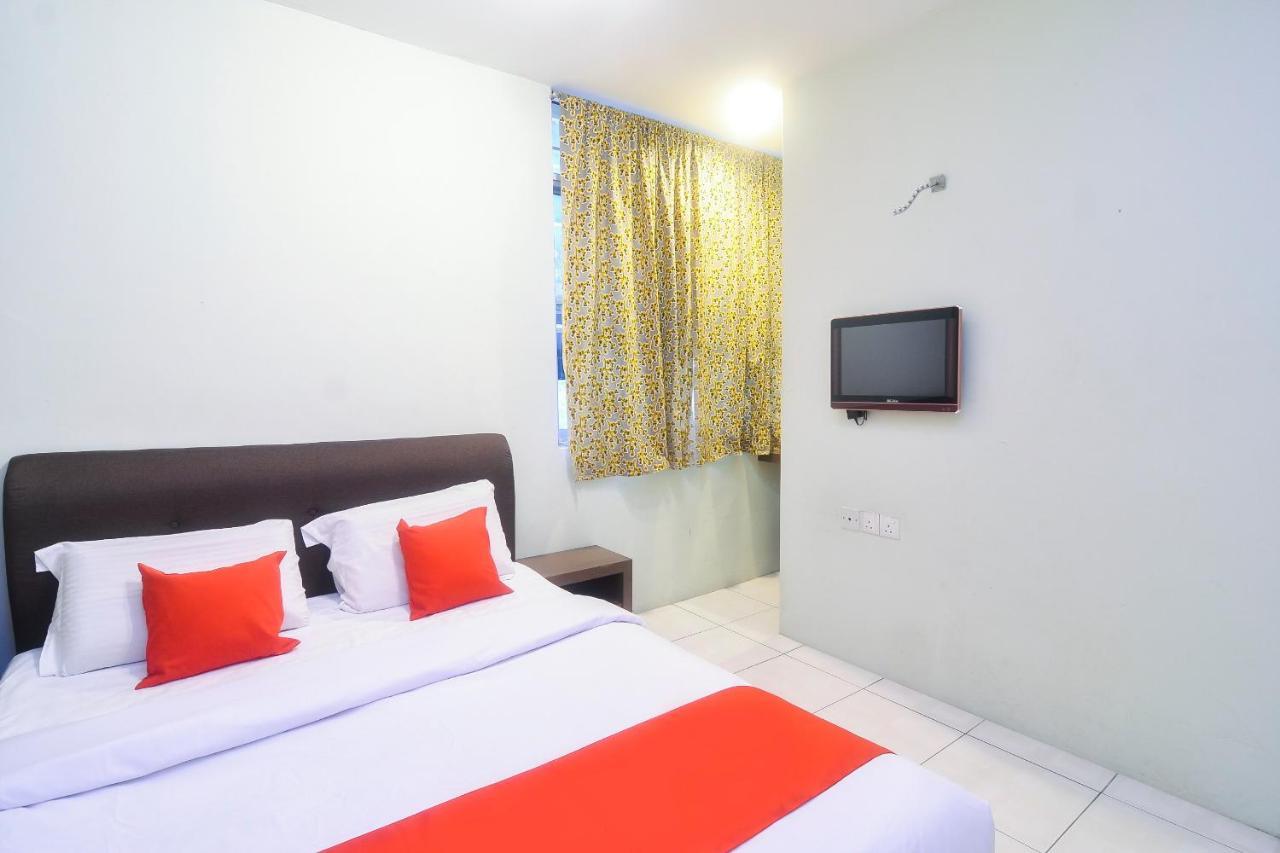 Oyo 44034 Furama Lodging House Kuching Exteriör bild