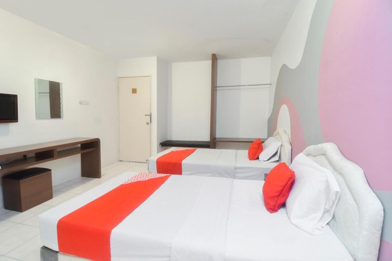 Oyo 44034 Furama Lodging House Kuching Exteriör bild