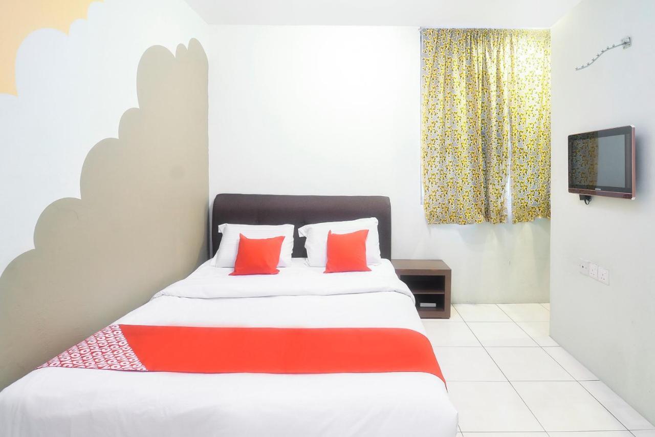 Oyo 44034 Furama Lodging House Kuching Exteriör bild