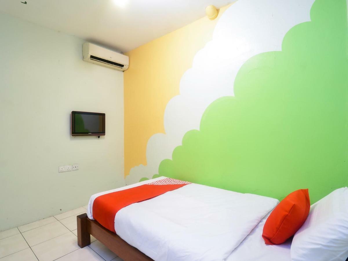 Oyo 44034 Furama Lodging House Kuching Exteriör bild