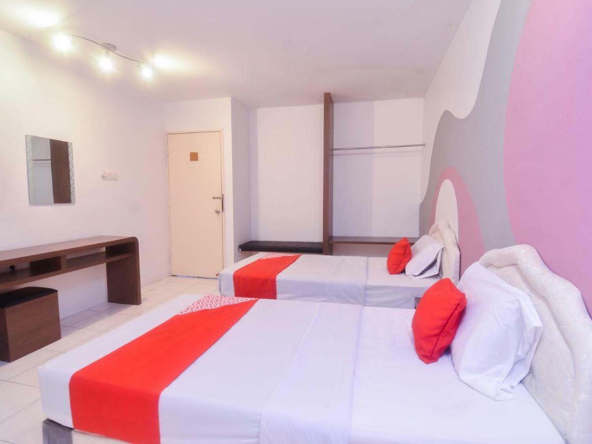 Oyo 44034 Furama Lodging House Kuching Exteriör bild
