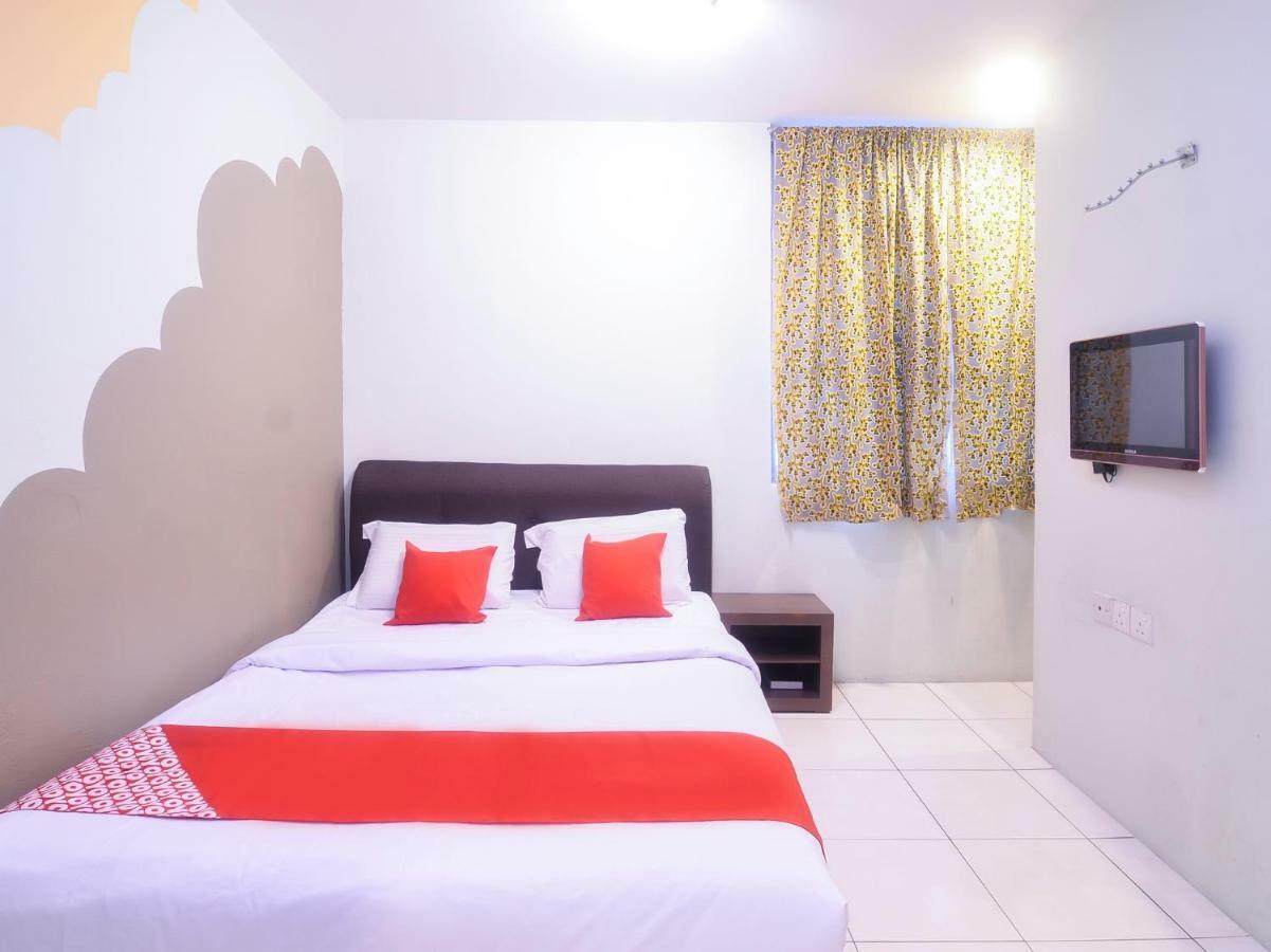 Oyo 44034 Furama Lodging House Kuching Exteriör bild